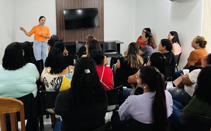 Vereadora Luiza Ribeiro recebe pauta de reivindicações das Assistentes de Educação Infantil