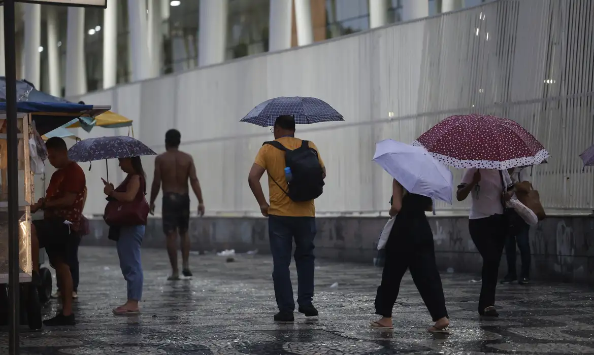 País com maioria das regiões em alerta de chuvas intensas nesta quarta