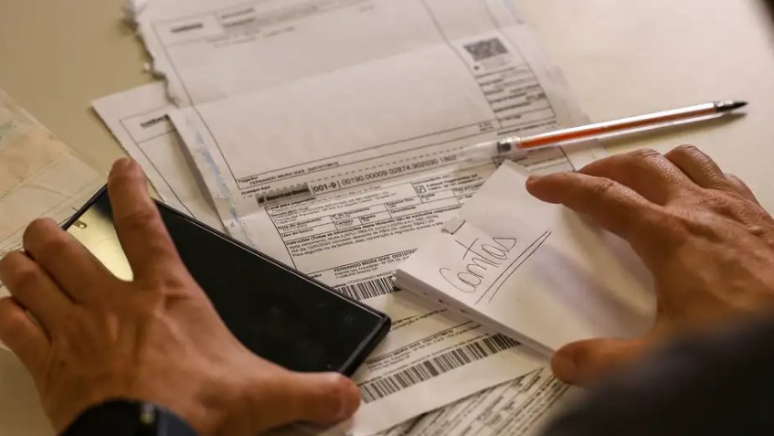 Salário mínimo de R$ 1.621 começa a ser pago nesta segunda