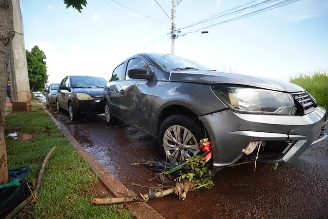 Enxurrada leva carro, suja casas e deixa rastro de destruição