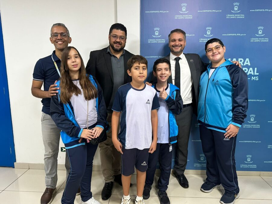 Vereador Leinha recebe alunos do Colégio Adventista (CAJE) durante a Semana da Bíblia