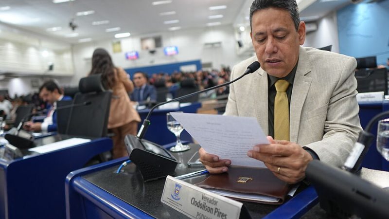 Vereador Clodoilson Pires solicita limpeza de área pública e recuperação de vias em dois bairros