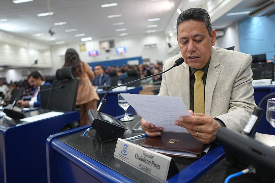 Vereador Clodoilson Pires solicita limpeza de área pública e recuperação de vias em dois bairros