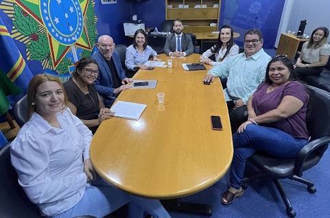Após representação de Luiza Ribeiro, Superintendência do Trabalho realiza mediação sobre demissão de assistente de educação infantil
