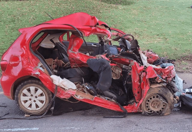 Acidente entre carro e caminhão deixa cinco mortos em rodovia de Cocalzinho (GO)
