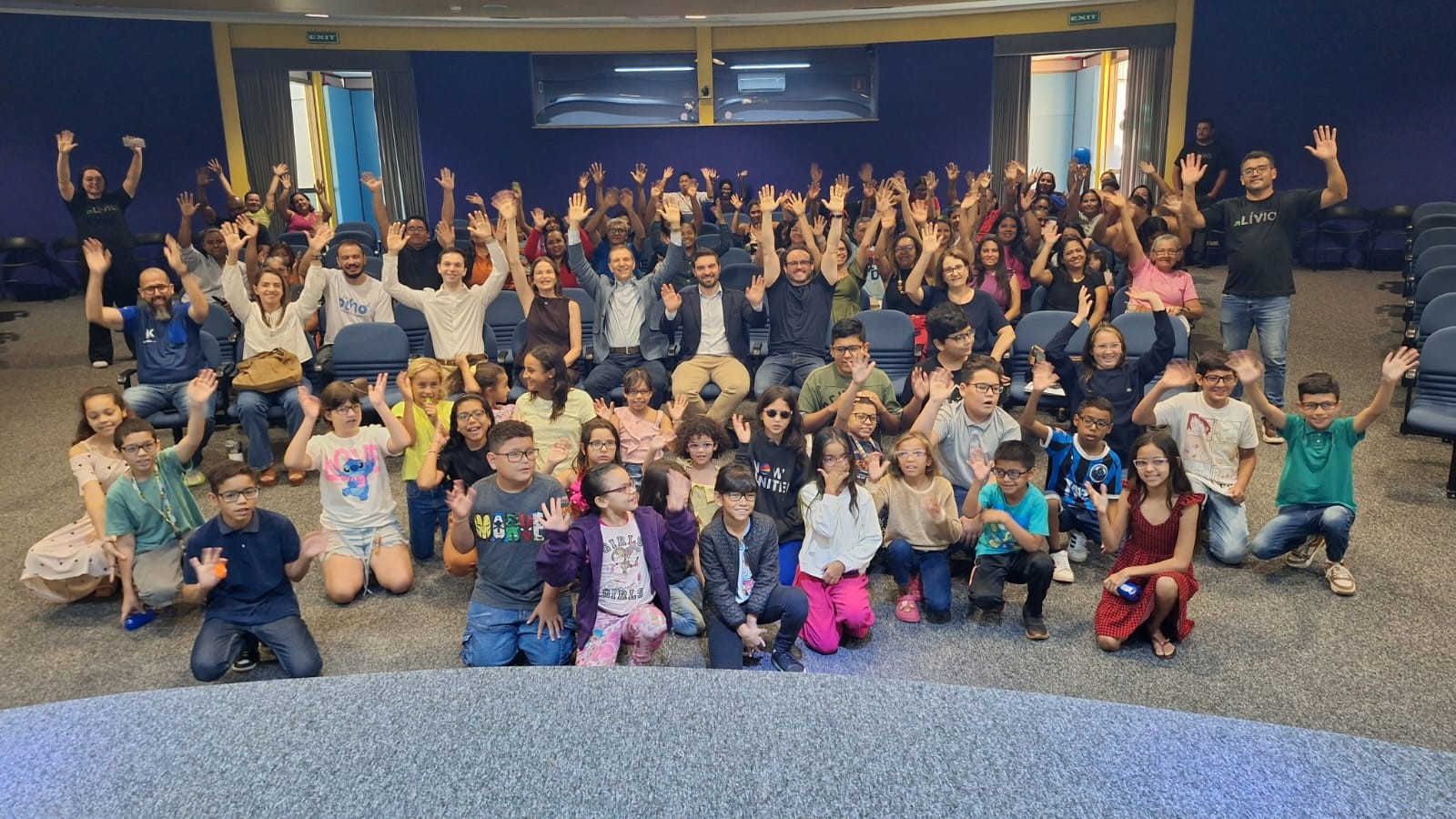 SAÚDE NA ESCOLA: Alunos da rede municipal recebem óculos de grau em iniciativa do Dr. Lívio;