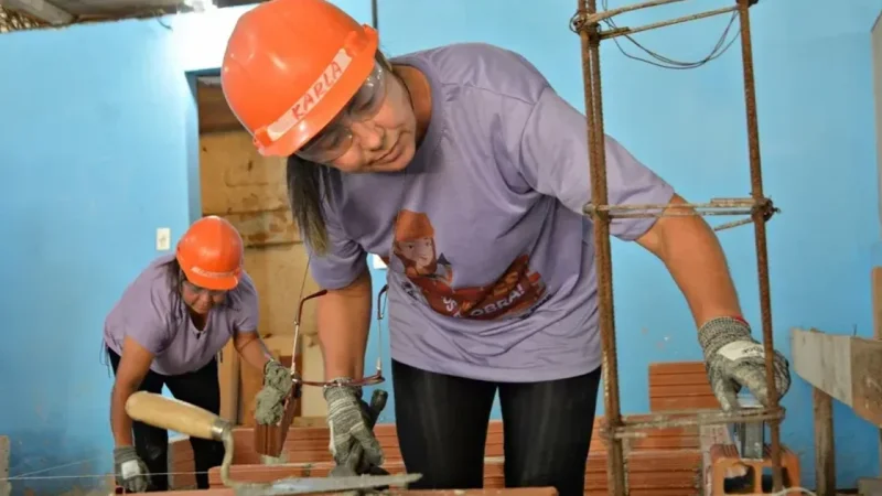 Cursos gratuitos preparam mulheres para atuar na construção civil