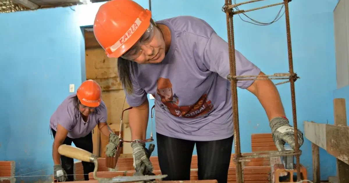 Cursos gratuitos preparam mulheres para atuar na construção civil