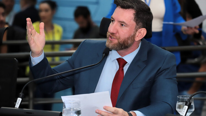 Maicon Nogueira vota contra a manutenção do aumento da taxa do lixo e reafirma: “Prefiro perder ao lado de quem está certo”