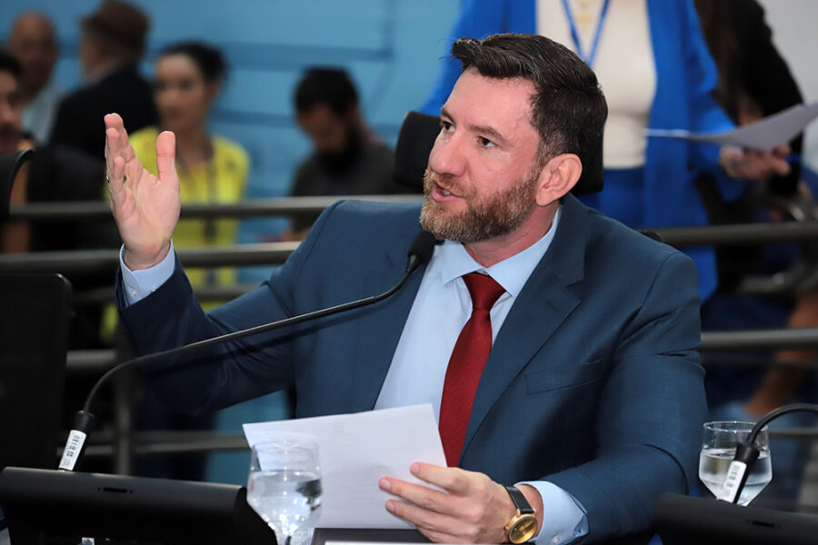 Maicon Nogueira vota contra a manutenção do aumento da taxa do lixo e reafirma: “Prefiro perder ao lado de quem está certo”