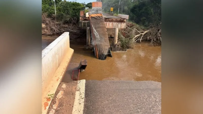 Ponte cede na MS-080 e carreta cai no Rio do Peixe