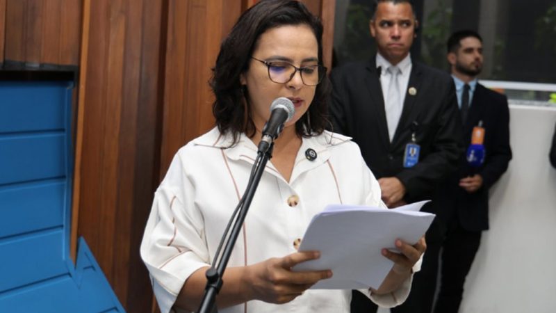 É Lei: proposta da deputada Gleice Jane cria ações de combate ao racismo religioso