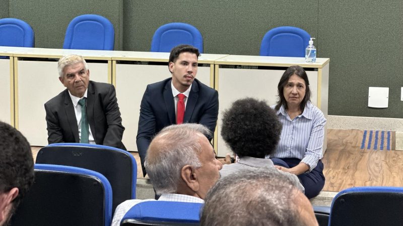 Vereador Veterinário Francisco discute descarte de resíduos de obras em reunião no Ministério Público de Campo Grande.