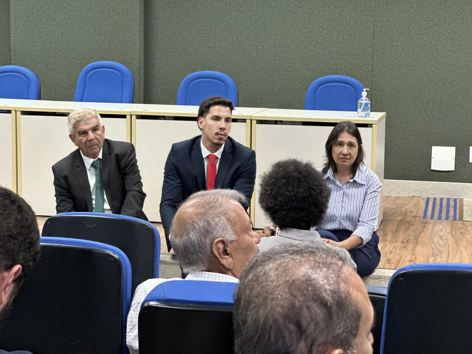 Vereador Veterinário Francisco discute descarte de resíduos de obras em reunião no Ministério Público de Campo Grande.