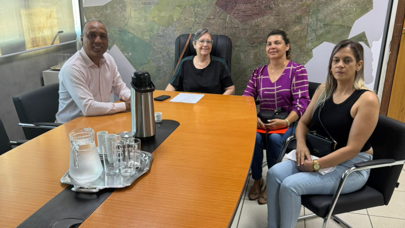 Vereador Junior Coringa solicita agilidade em cessão de área destinada à Associação de Moradores do Novo Século durante reunião na SEMAD