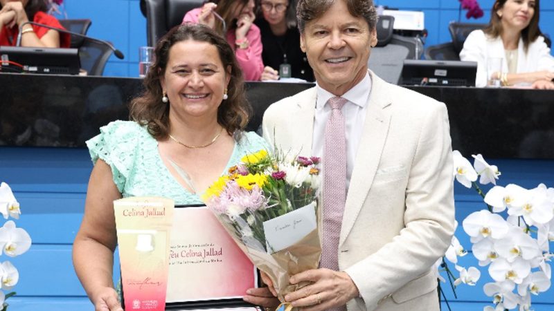 Homenagem na ALEMS: Deputado Paulo Duarte entrega Troféu Celina Jallad a Joana Michalski em Mato Grosso do Sul