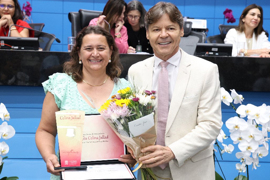 Homenagem na ALEMS: Deputado Paulo Duarte entrega Troféu Celina Jallad a Joana Michalski em Mato Grosso do Sul