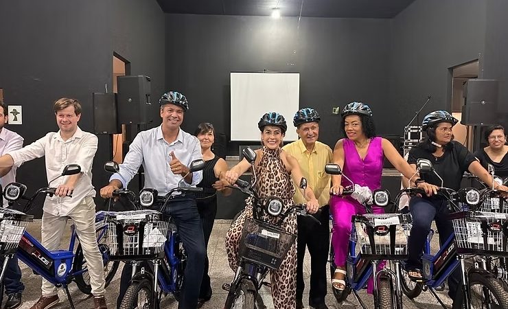 Soraya Thronicke entrega 64 bicicletas elétricas para agentes de saúde e endemias em Itaporã