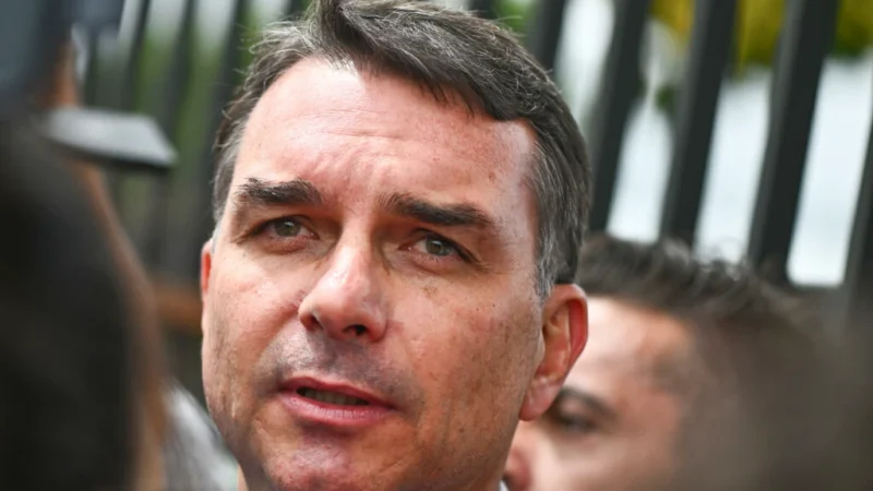 Estado de saúde de Jair Bolsonaro: Flávio Bolsonaro diz que pai está com “voz enfraquecida”