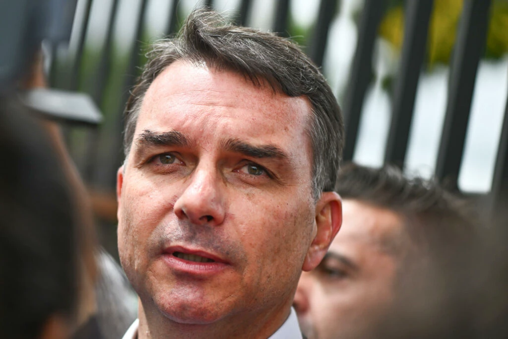 Estado de saúde de Jair Bolsonaro: Flávio Bolsonaro diz que pai está com “voz enfraquecida”
