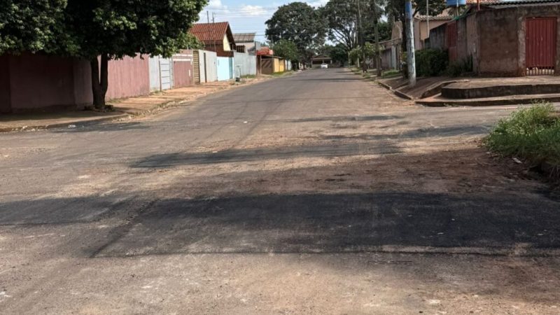 A pedido do vereador Landmark, Sisep realiza tapa-buraco na Rua Itaporã no bairro São Jorge da Lagoa em Campo Grande, MS