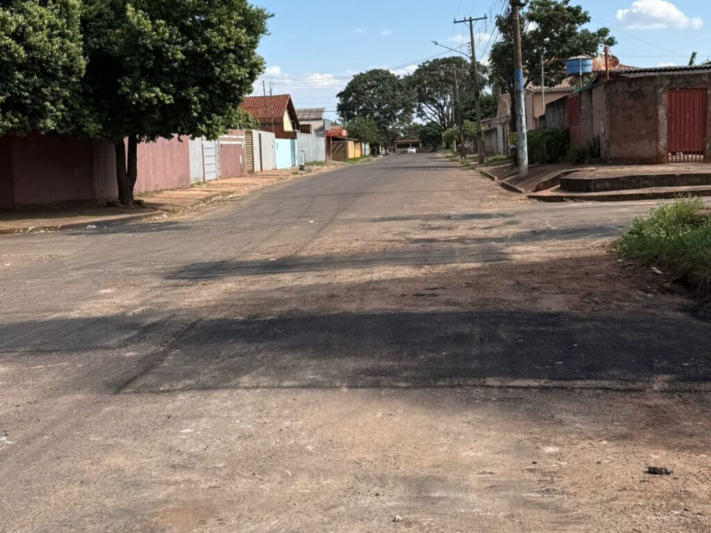 A pedido do vereador Landmark, Sisep realiza tapa-buraco na Rua Itaporã no bairro São Jorge da Lagoa em Campo Grande, MS