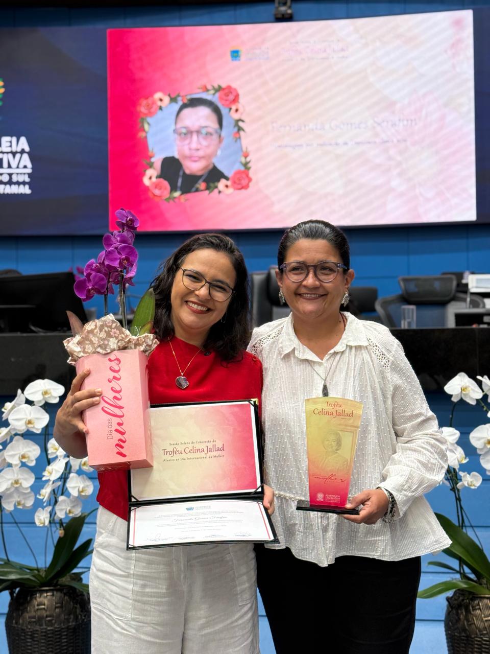Gleice Jane homenageia três mulheres no Troféu Celina Jallad, na Assembleia Legislativa de Mato Grosso do Sul