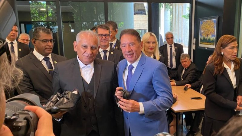 Gerson Claro entrega uniformes aos servidores da Assembleia Legislativa de Mato Grosso do Sul