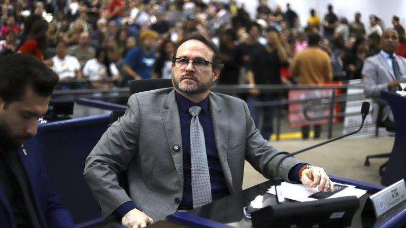 Dr. Lívio se posiciona contra terceirização da saúde