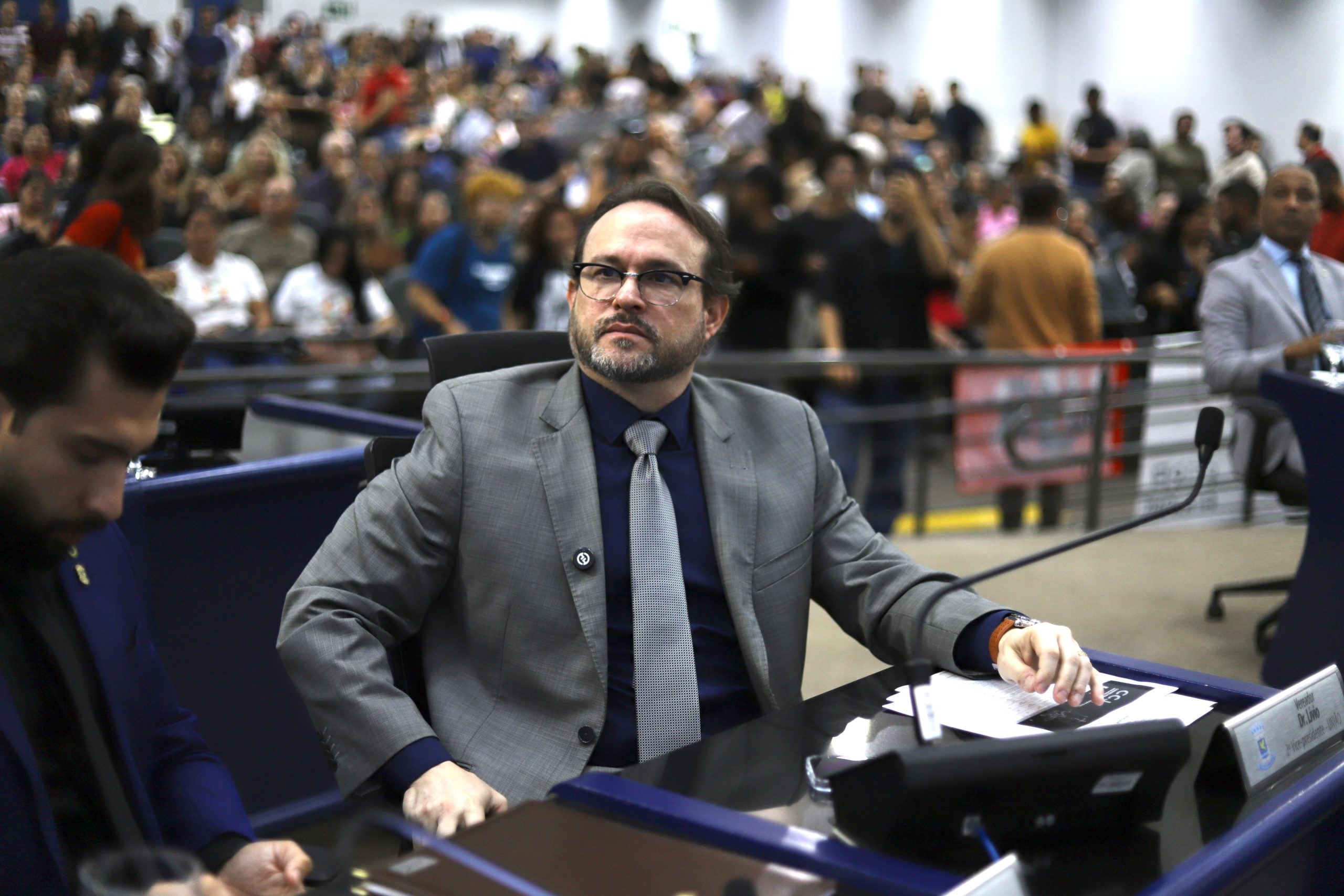 Dr. Lívio se posiciona contra terceirização da saúde