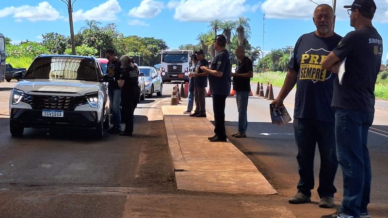PRFs e Policiais Penais Federais protestam na BR-262 por criação de fundo contra o crime organizado