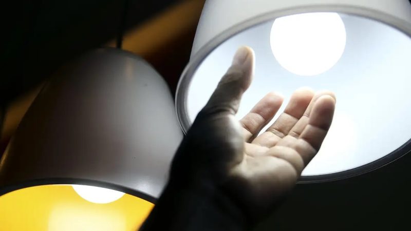 Conta de luz em abril continua com bandeira verde e sem cobrança adicional, decide Aneel