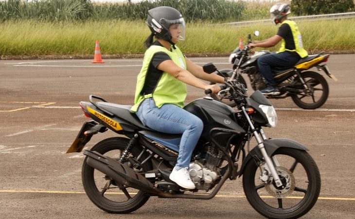 Detran e Bombeiros lançam curso gratuito de pilotagem para mulheres em Mato Grosso do Sul