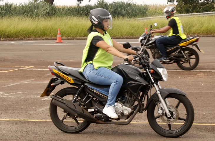 Detran e Bombeiros lançam curso gratuito de pilotagem para mulheres em Mato Grosso do Sul