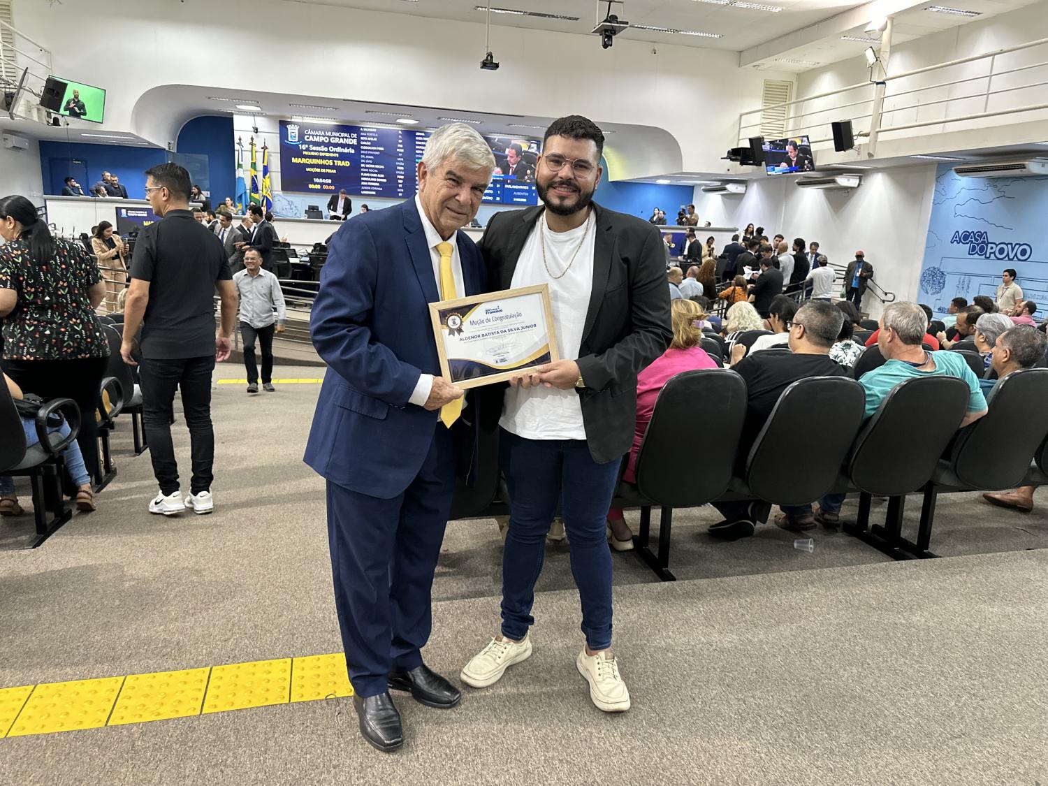 Vereador Veterinário Francisco homenageia Aldenor Batista da Silva Júnior com moção de congratulação