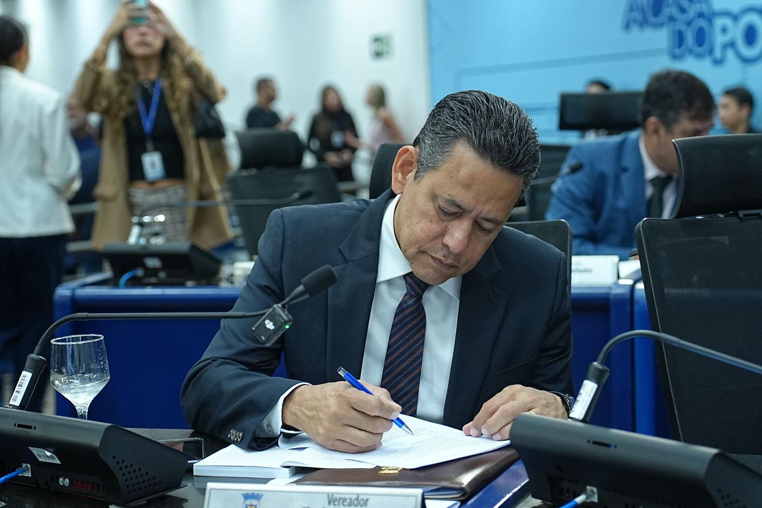 Vereador Clodoilson Pires cobra melhorias em infraestrutura e iluminação para bairros da Capital