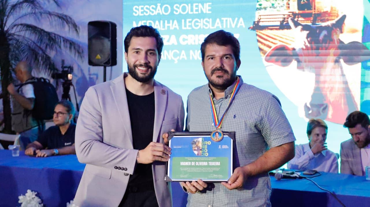 Fábio Rocha homenageia Vagner de Oliveira Teixeira com Medalha Tereza Cristina