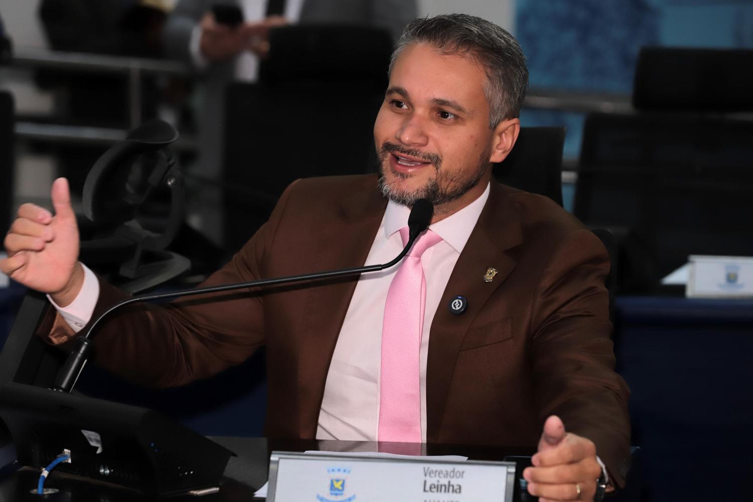 Vereador Leinha cobra agilidade na troca de lâmpadas e reforça canal direto com a população