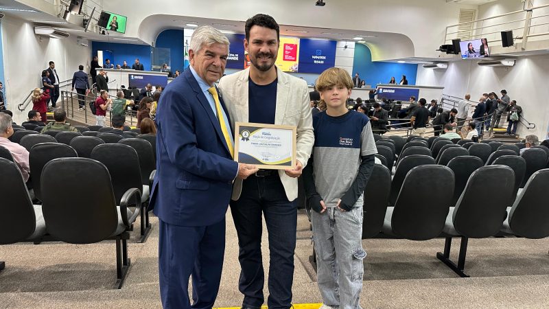 Vereador Veterinário Francisco homenageia Fábio Luiz Simones e destaca impacto social da dança em Campo Grande