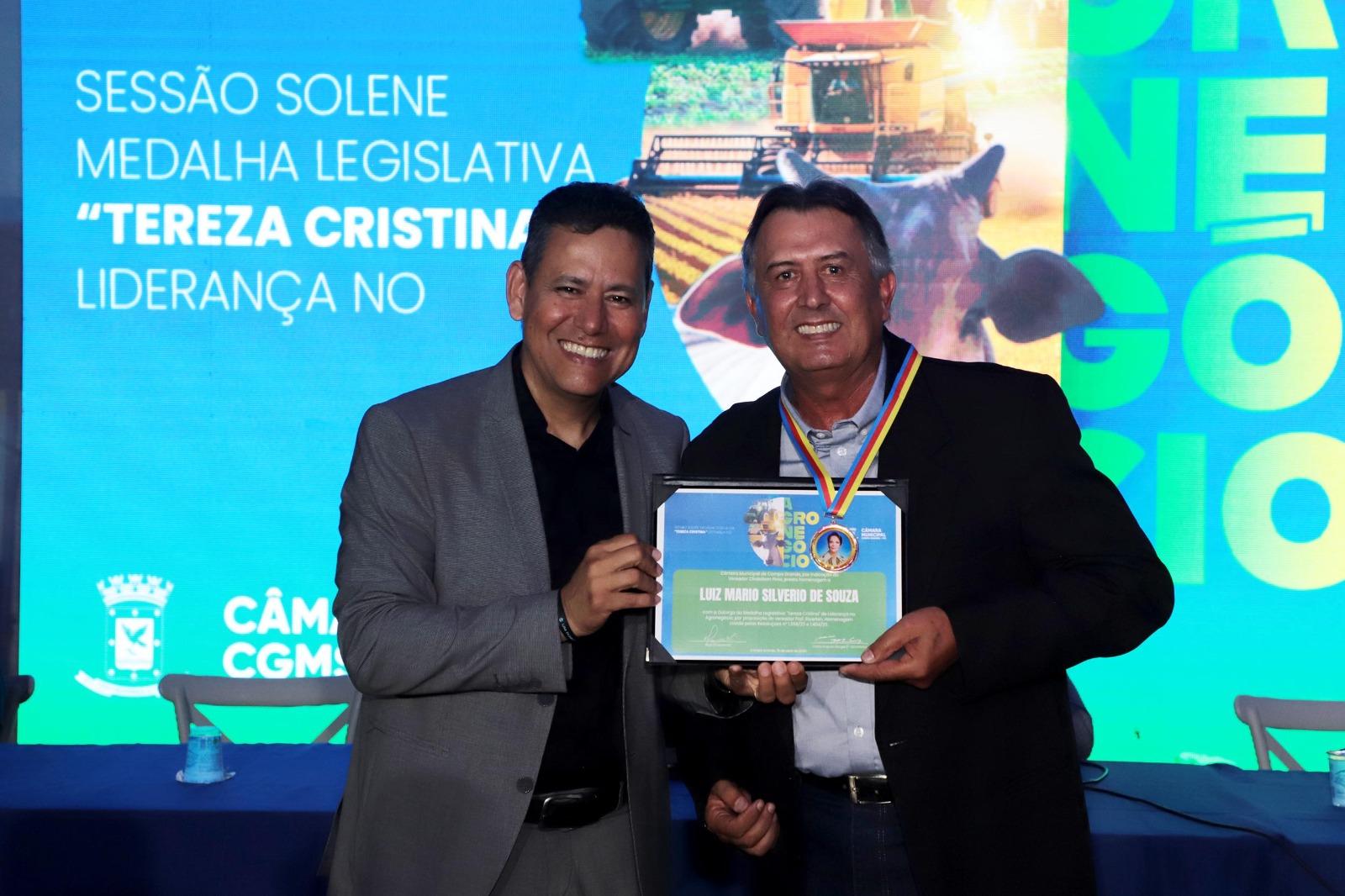 Vereador Clodoilson Pires homenageia Luiz Mario Silvério de Souza com Medalha  Tereza Cristina na Expogrande
