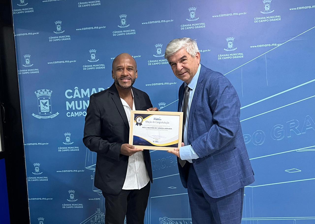 Vereador Veterinário Francisco homenageia professor Wellington Arruda por promover saúde e inclusão por meio da dança