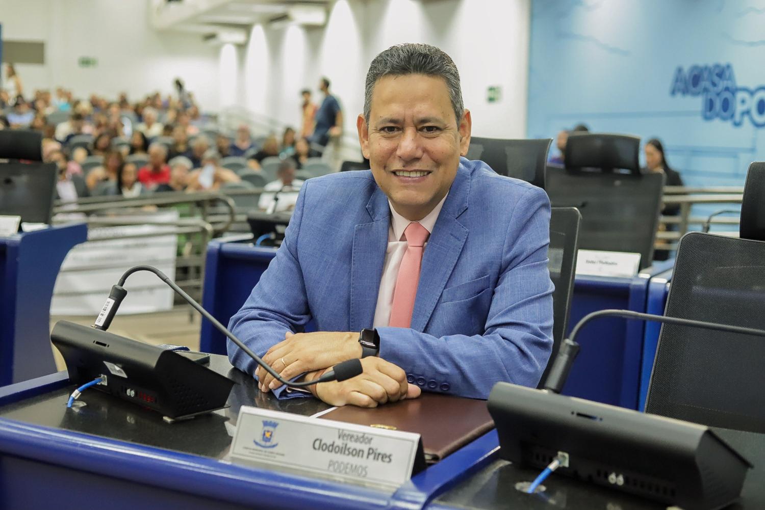 Vereador Clodoilson Pires solicita melhorias em via pública e implantação de faixa de pedestre