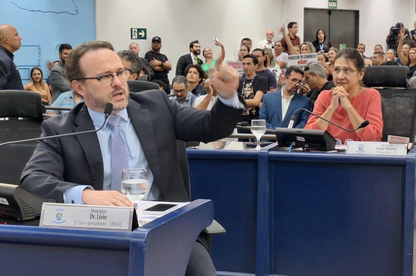 Vereador Dr. Lívio vota contra a terceirização da saúde e defende os bons servidores