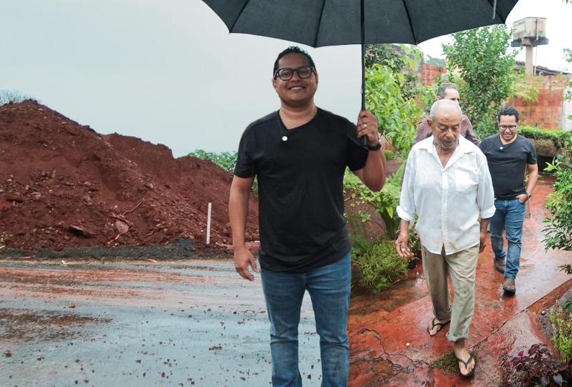 Após décadas de espera, moradores do Jd. Itamaracá comemoram chegada do asfalto com apoio de Papy