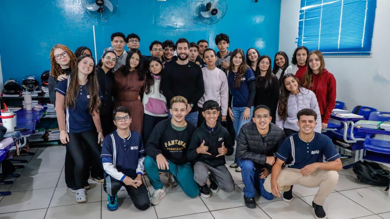 Vereador Fábio Rocha ministra palestra sobre consciência política para jovens na Escola Paulo de Tarso