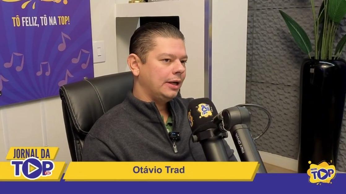 Vereador Otávio Trad destaca a importância da inclusão e acessibilidade durante entrevista.