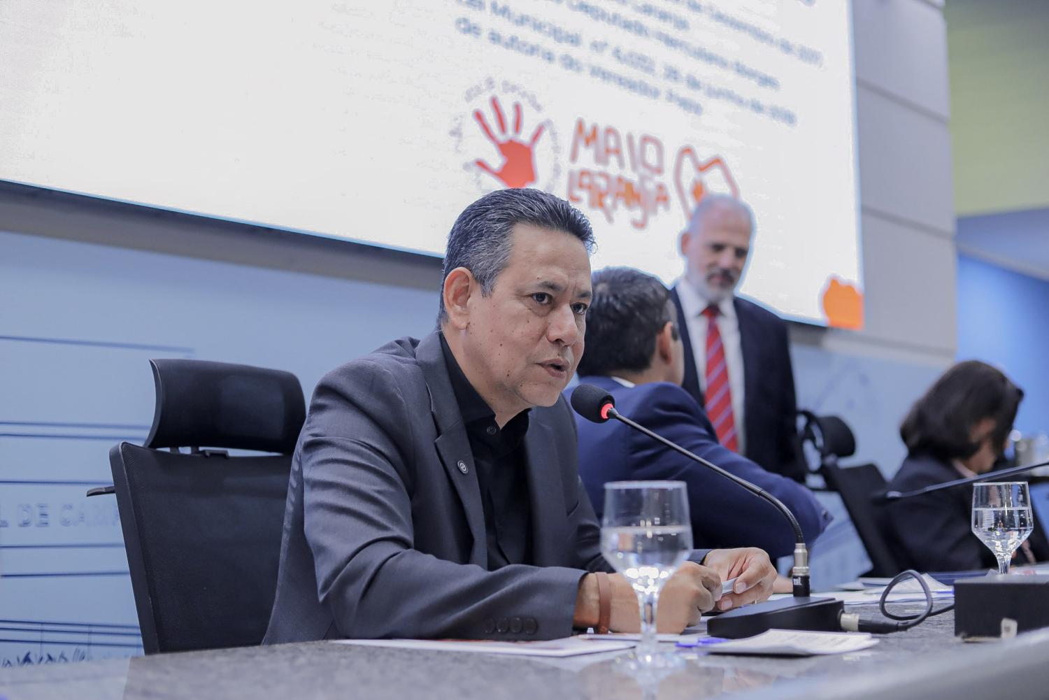 Vereador Clodoilson Pires destaca proteção às crianças durante debate público na Câmara