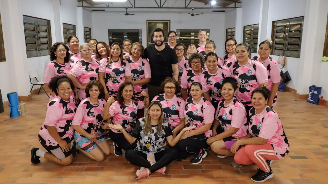 Fábio Rocha entrega uniformes e fortalece projeto social na região Imbirussu