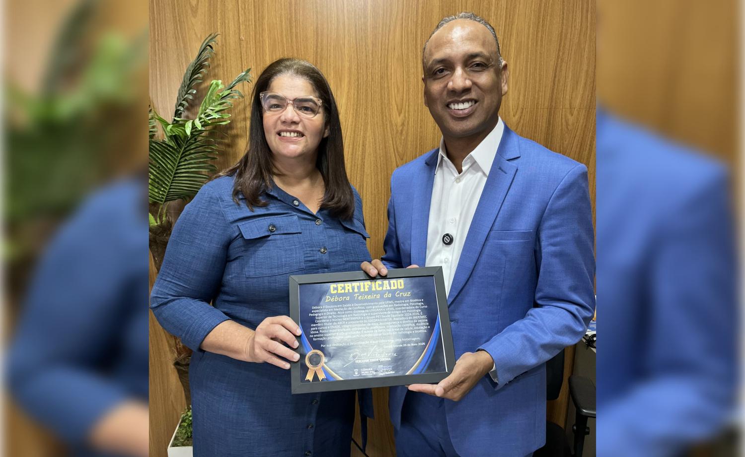 Vereador Junior Coringa entrega Moção de Congratulação à professora e pesquisadora Débora Teixeira da Cruz