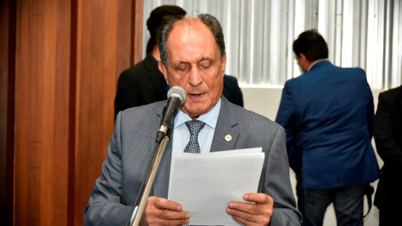 Zé Teixeira cobra recuperação do asfalto para bairros de Dourados